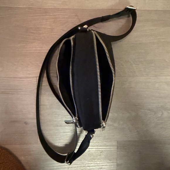 Lululemon Everywhere Crossbody Bag 2L in Black - Picture 3 of 4